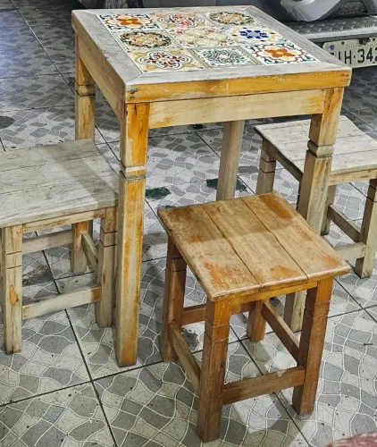 Vendo mesa com 3 baqueta de madeira boa 
