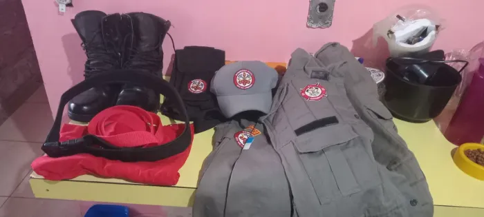 Vendo uniforme completo bombeiro civil masculino