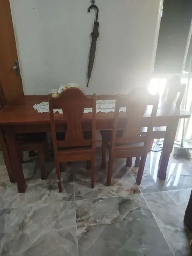 Vendo esse jogo de jantar de madeira 