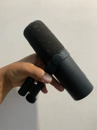 Microfone Shure SM7B, com labial e placa de áudio 