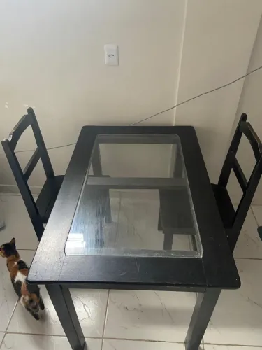 Mesa de Jantar com Vidro + 2 Cadeiras - Ótimo estado/ ideal para apartamento