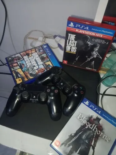 Ps4 super Slim em óptimo Estado + 1T Armazenar+2 controle + 3 jogos.