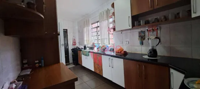Casa Térrea à Venda de 03 Quartos no Bairro Distrito Industrial em Cravinhos com Varanda.