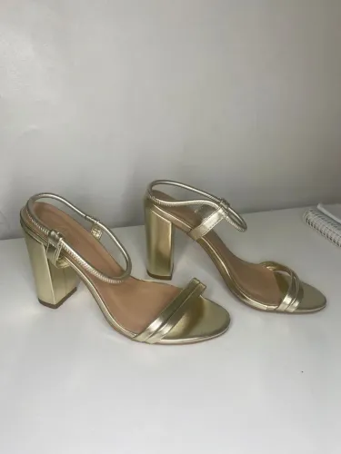 Vendo Sandália Dourada