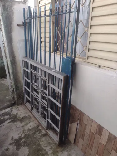 Portão pintado e janela