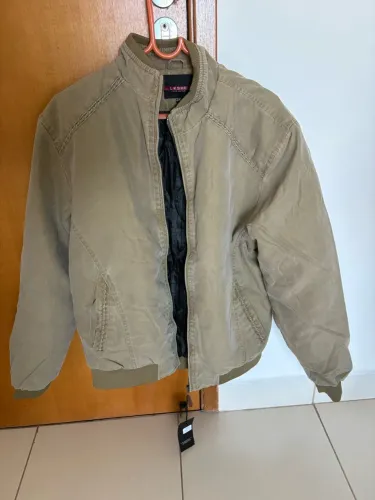 Jaqueta Masculina Bomber Atemporal com Gola Estruturada - Tamanho G - Cor Cáqui