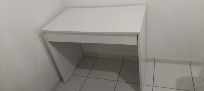 Mesa com gaveta pra PC