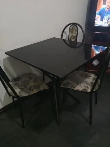 Mesa com 4 cadeiras 