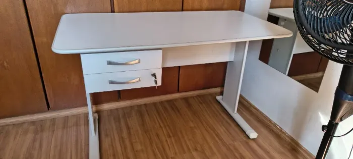 Mesa de escritorio em bom estado