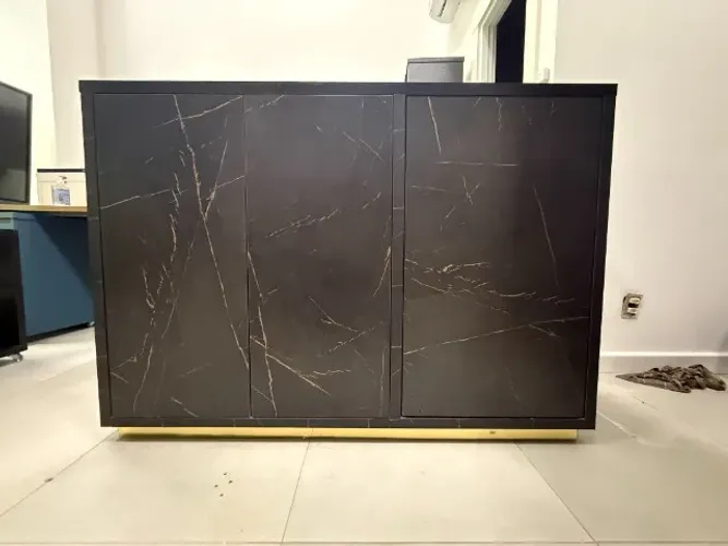 Balcão multiuso em MDF com 3 portas, preto e dourado