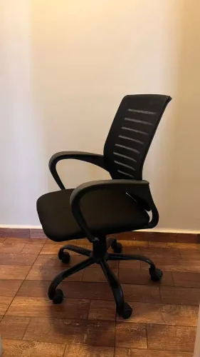 Cadeira de Escritório Ergonômica Preta com Rodinhas e Regulagem de Altura
