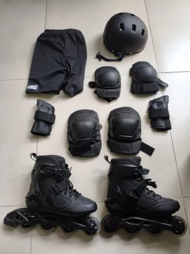 Patins Oxelo + itens de segurança + shorts almofadado