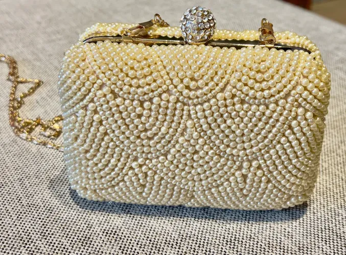 Bolsa clutch festa mini pérolas alça dourada 