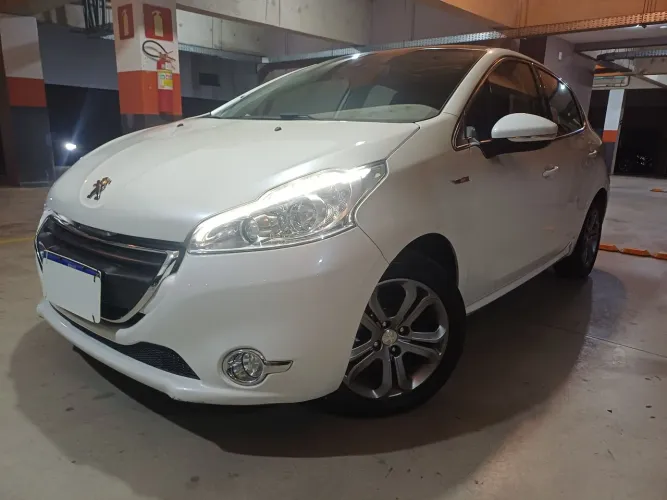 Peugeot 208 Griffe 1.6 Flex 16V 5P Aut. 2014