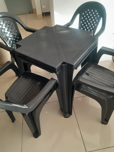 Vende-se jogo de mesa com cadeiras
