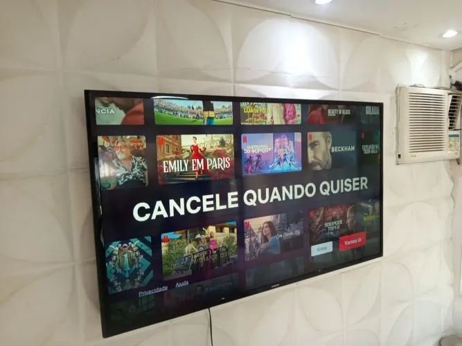 Vendo TV Samsung SMART 50 polegadas está com mínimo detalhe uma linhas