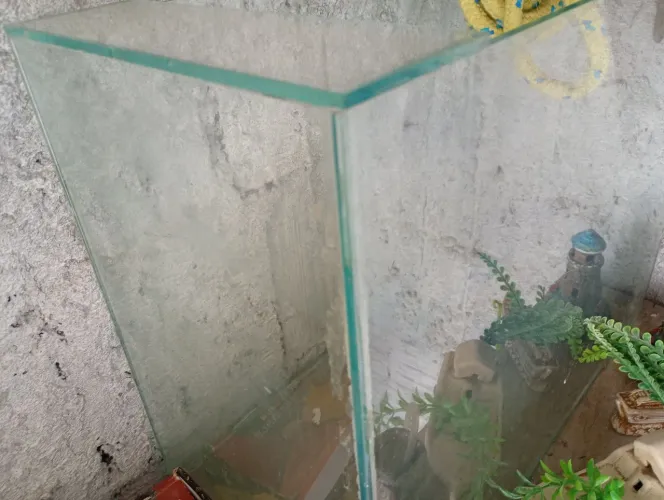 Aquário 50x25x40 capacidade de 50 litros.