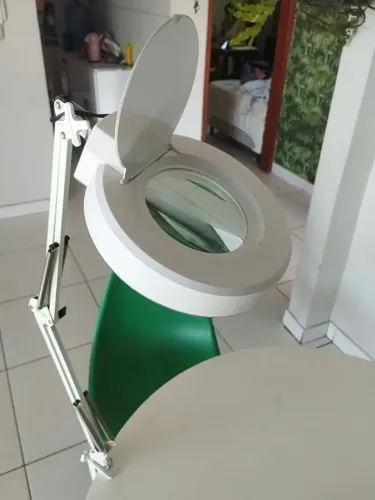 Luminária LED de Mesa com Lupa de Aumento e Garra Morsa - Excelente Estado