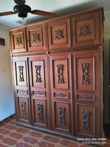 Conjunto Colonial em Madeira Maciça - Guarda-Roupa, Cômoda e Cama de solteiro