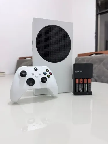 Microsoft Xbox Series S 512GB + Duracell Carregador De Pilhas Recarregáveis com 4 Pilhas
