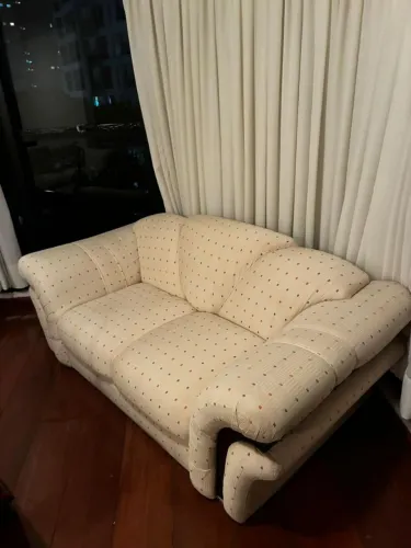 Sofá clássico vintage 2 lugares bege com detalhes 