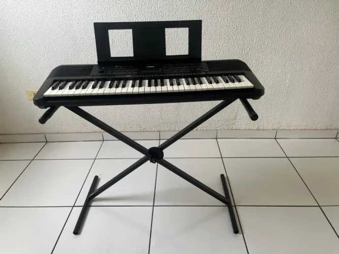 Yamaha PSR-E273 usado