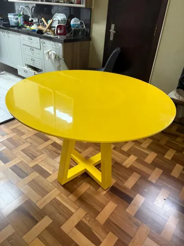 Mesa 1,2m em laca amarela
