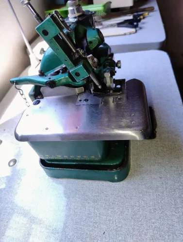 Maquina semi industrial overlok funcionando perfeitamente!