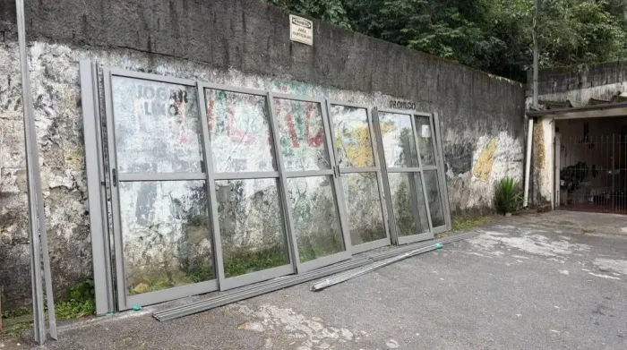Porta balcão cinza 5,62x2,15