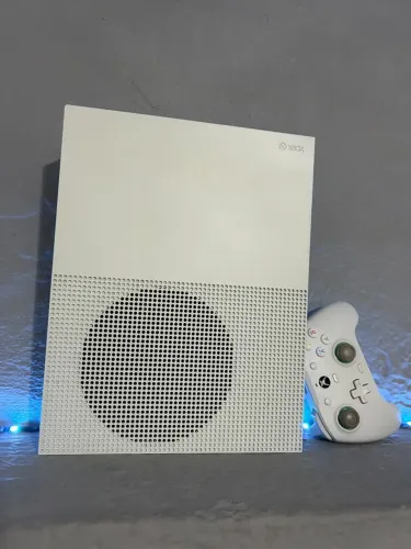Xbox One S 1TB com um controle com fio + jogos internos 