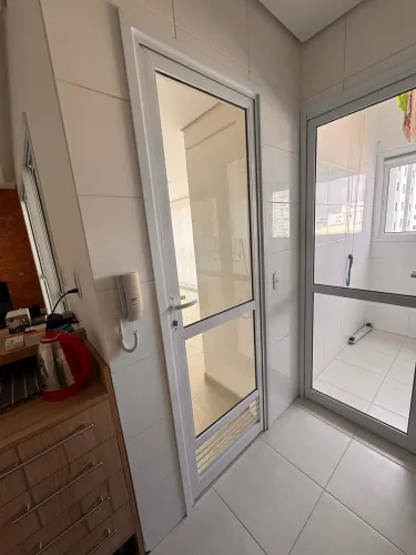 Porta de Cozinha em Alumínio Branco com Vidro e Ventilação