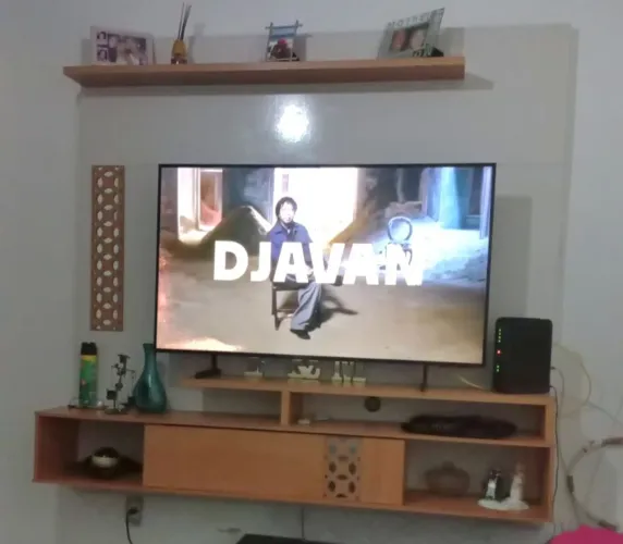 Painel Home Suspenso para TV até 60'' - Off White / Madeira Clara (Excelente Estado!)