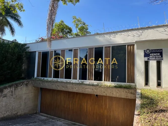 Casa térrea ,1000m2 terreno, 4 Suítes, Garagem p/ 4 carros,piscina, churrasqueira,.