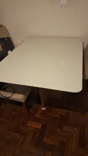 Mesa 4 lugares de tampo de laca e pé de madeira