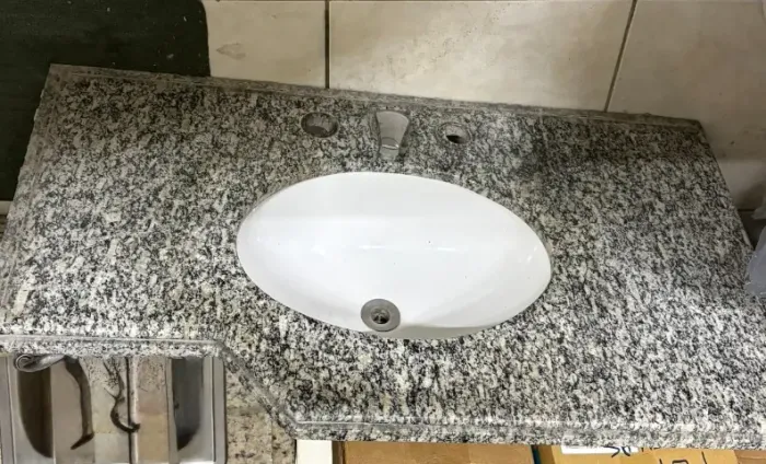 tampo de granito com cuba para lavatorio
