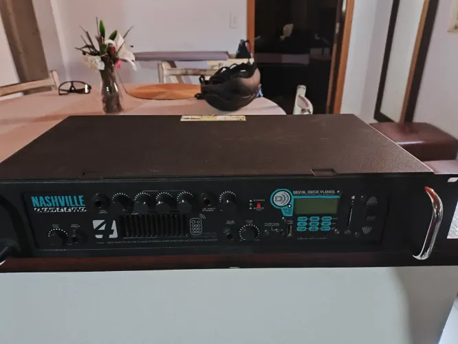 Potência NASHVILLE QUATTRO 600 WATTS RMS 
