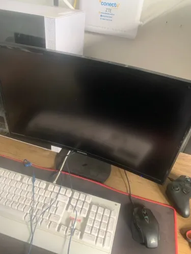 Monitor Samsung 24" Curvo FREESYNC AMD - F390