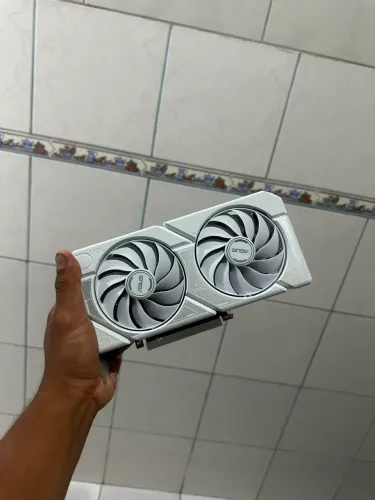 RTX 5060 ASUS BRANCA TOP DE LINHA 