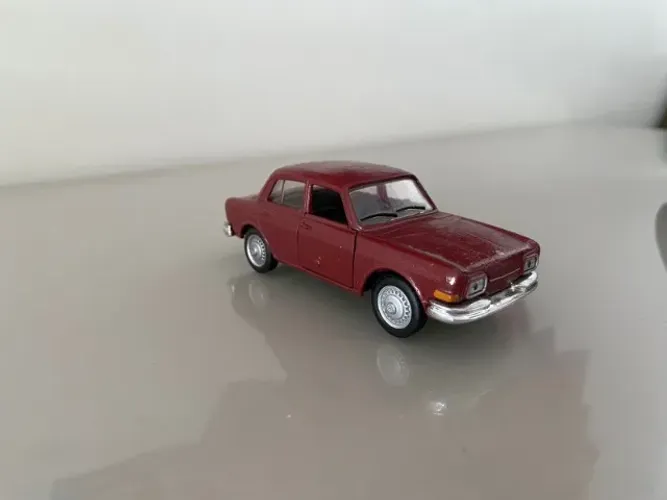 Miniatura Volkswagen 1600 Vinho - Colecionável