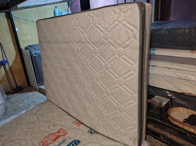 Colchão Casal Herval Ômega com Pillow Top e Molas Ensacadas 22x138x188cm - Cinza/Branco