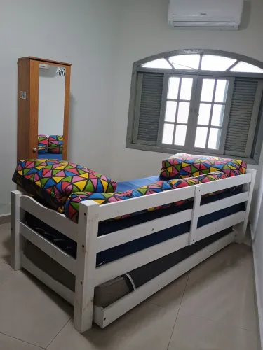 Vendes cama de solteiro com cama auxiliar e colchões 