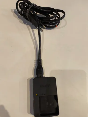Carregador de bateria original da Sony, especificamente o modelo BC-CSGE NO ESTADO -USADO