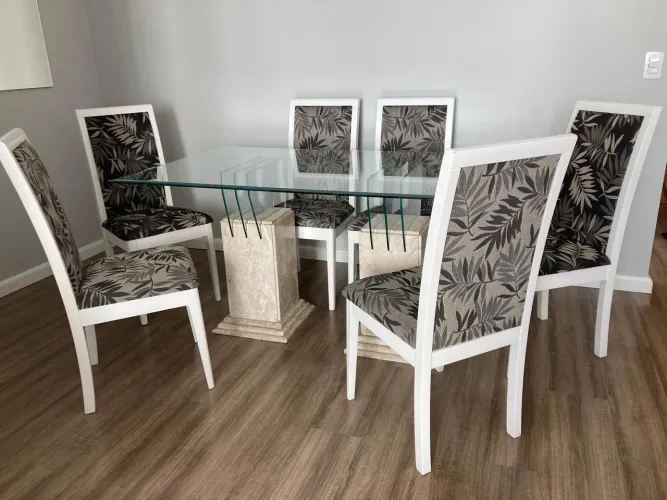 Mesa com 6 lugares em vidro e mármore