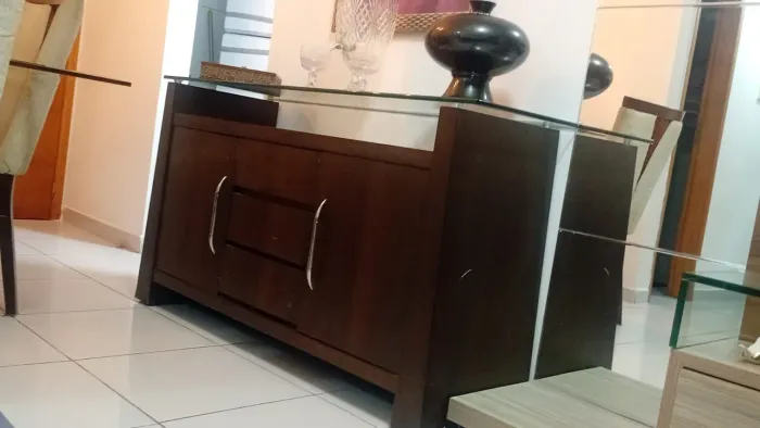 Vendo aparador de madeira com tampo de vidro