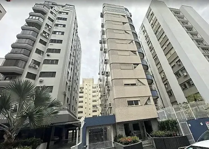 Cobertura triplex com 4 dormitórios no Centro de Florianópolis