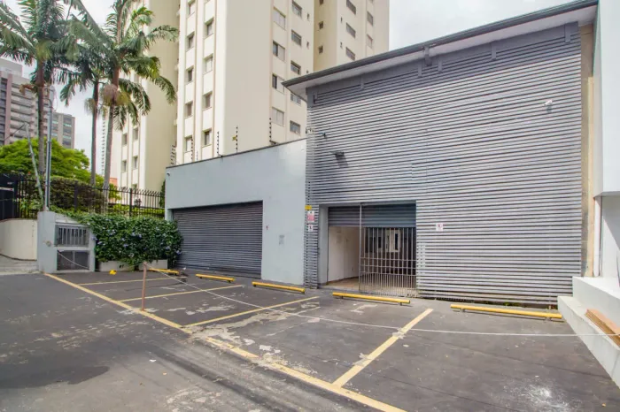 Loja na Rua Bernardino de Campos, 56 328 m²