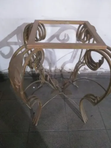 Mesa de ferro com vidro