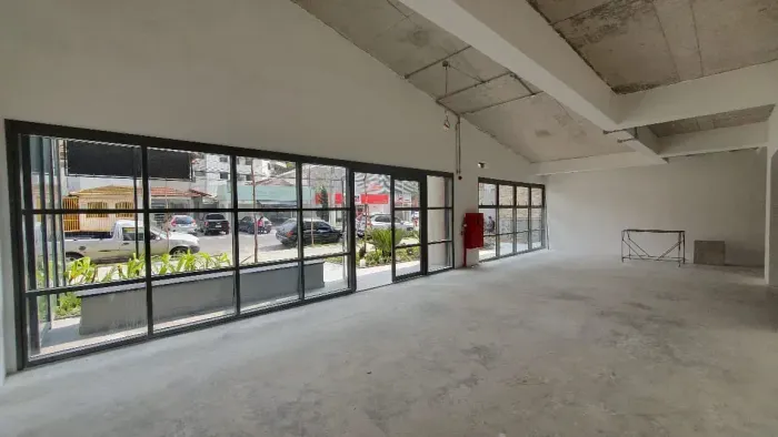 Loja nova com 390 m2 e excelente frente de vidro