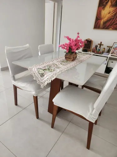 Vendo jogo de mesa Mdf com 4 cadeiras