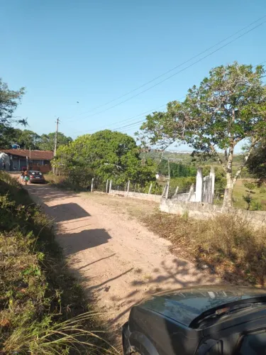 Terreno com alicerce
